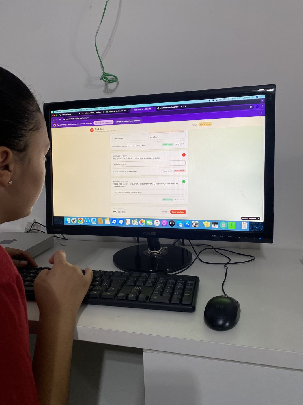 Criança sorrindo durante atividade